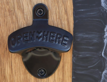 décapsuleur mural bois résine bleu volutes